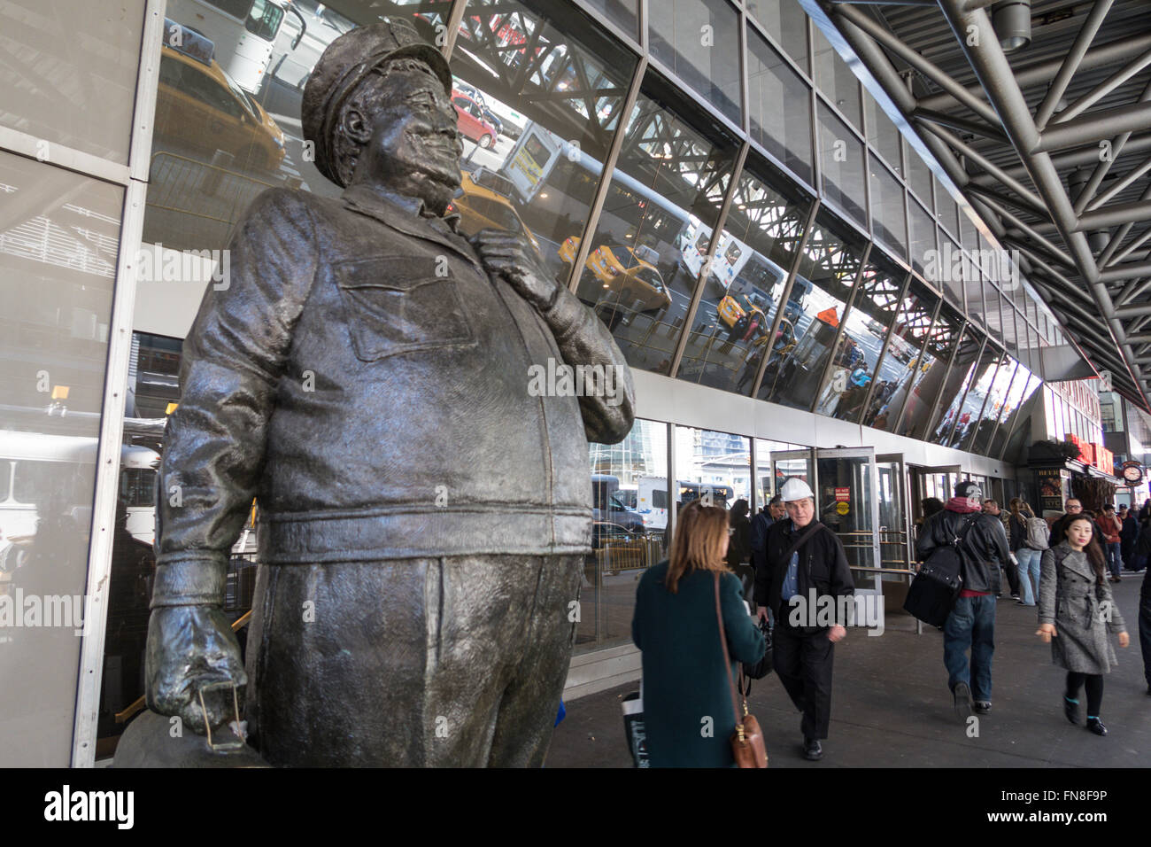 Ralph Kramden statua, Port Authority Bus Terminal, NYC Foto Stock