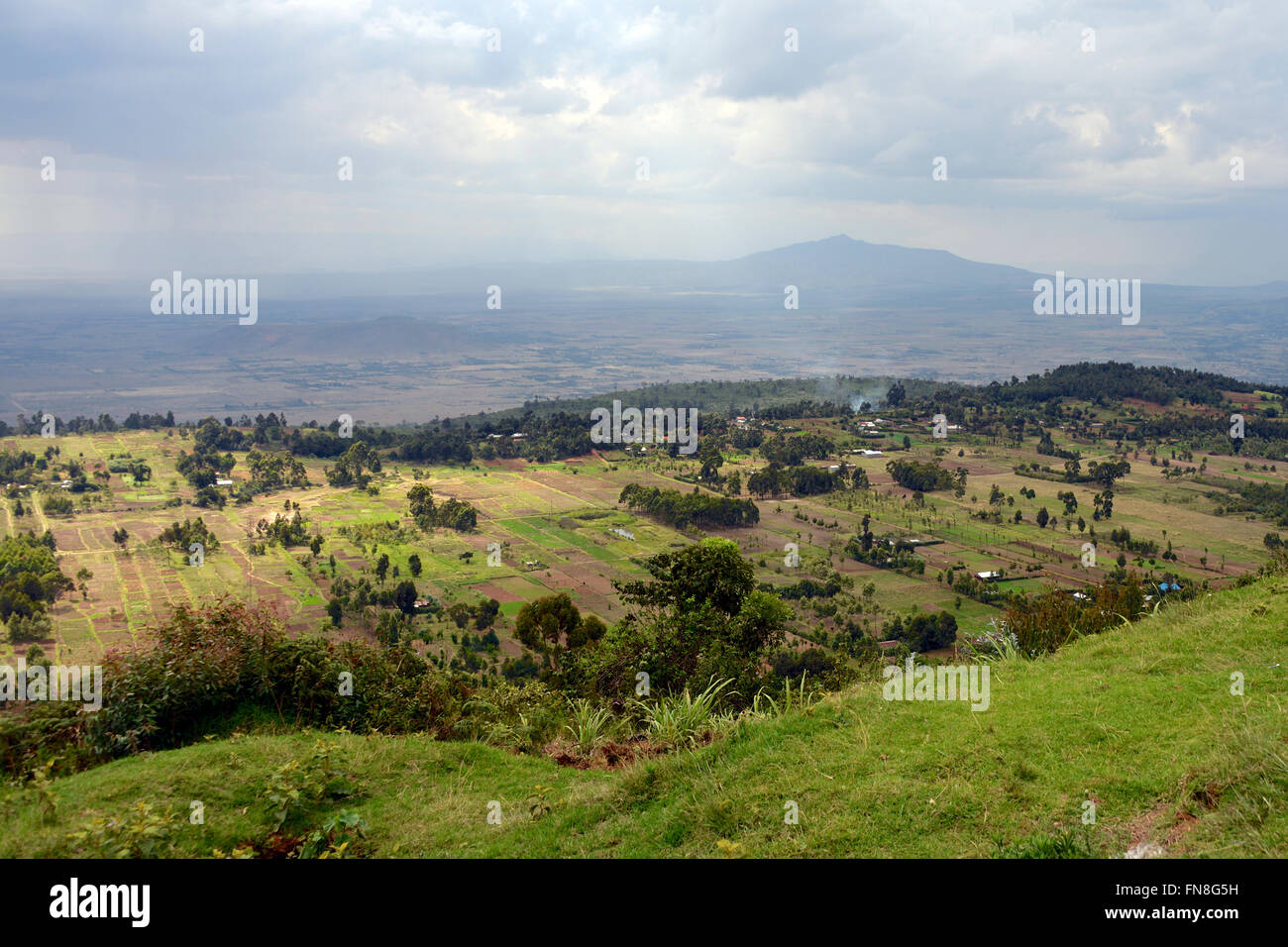 Africa - Kenya: La Rift Valley orientale africana guardando a nord-ovest di Limuru oltre le terrazze coltivate verso il Ngong Hills e a Naivasha Foto Stock