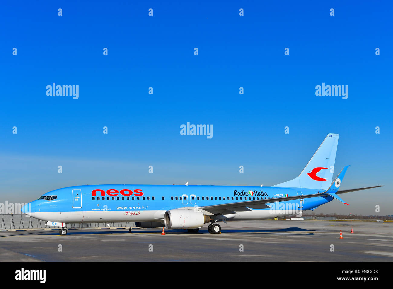 La Boeing, B 737, 800, B737-800: Neos, Neosair, roll, roll in, aereo, aeroporto, panoramica, panorama, visualizzare line up, aeromobili, Foto Stock