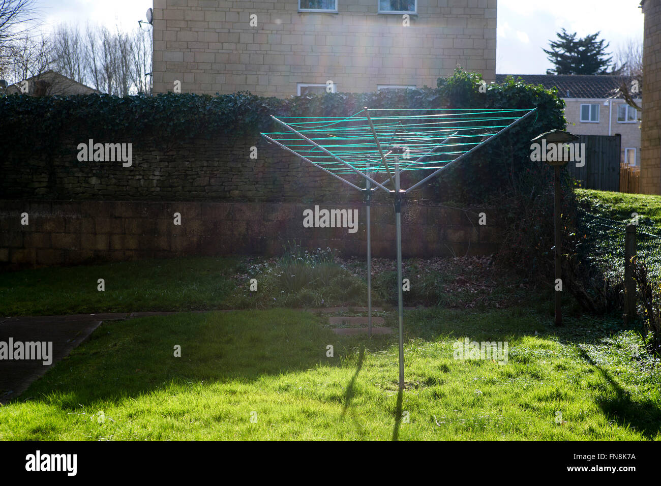Un set di retroilluminazione del filo verde Linee di lavaggio in un giardino comunale, vuota di lavaggio nel sole. Foto Stock