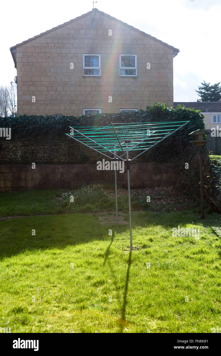 Un set di retroilluminazione del filo verde Linee di lavaggio in un giardino comunale, vuota di lavaggio nel sole. Foto Stock