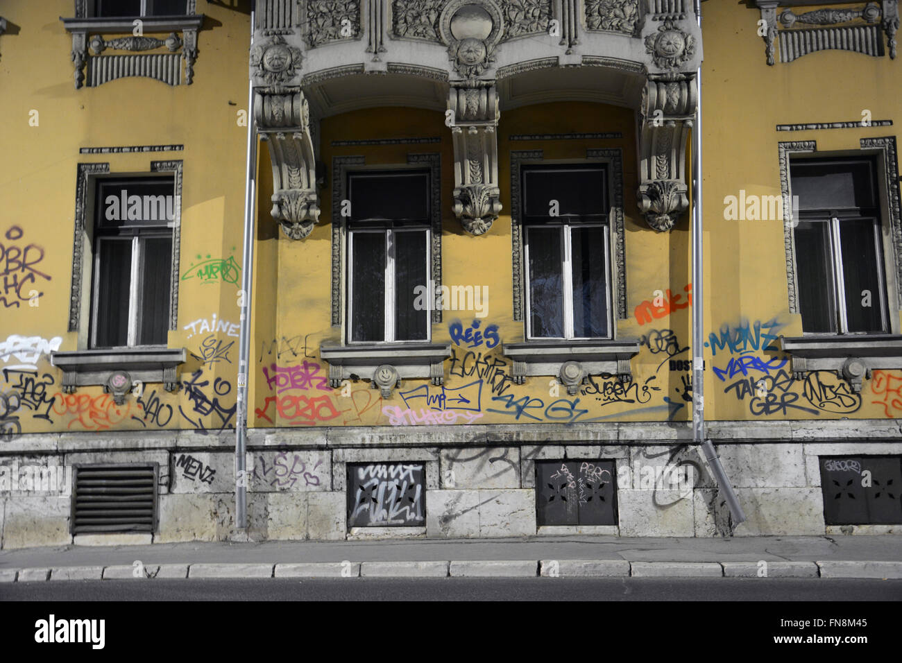 I graffiti sulla parte esterna di un austro-ungherese era edificio di appartamenti a Sarajevo in Bosnia ed Erzegovina. Foto Stock
