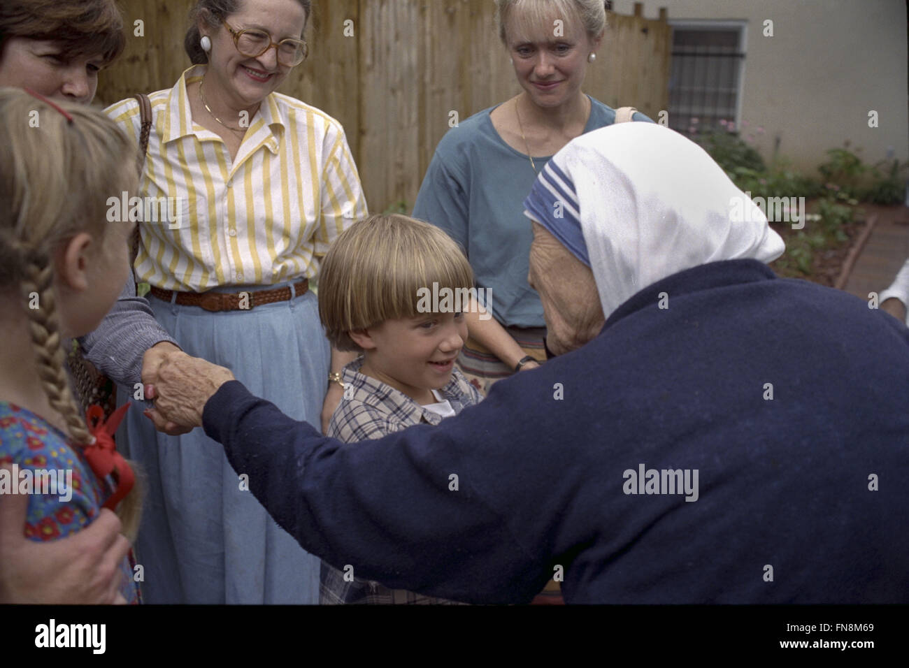 Madre Teresa e volontari di aids hospice casa in Atlanta, Ga. Foto Stock