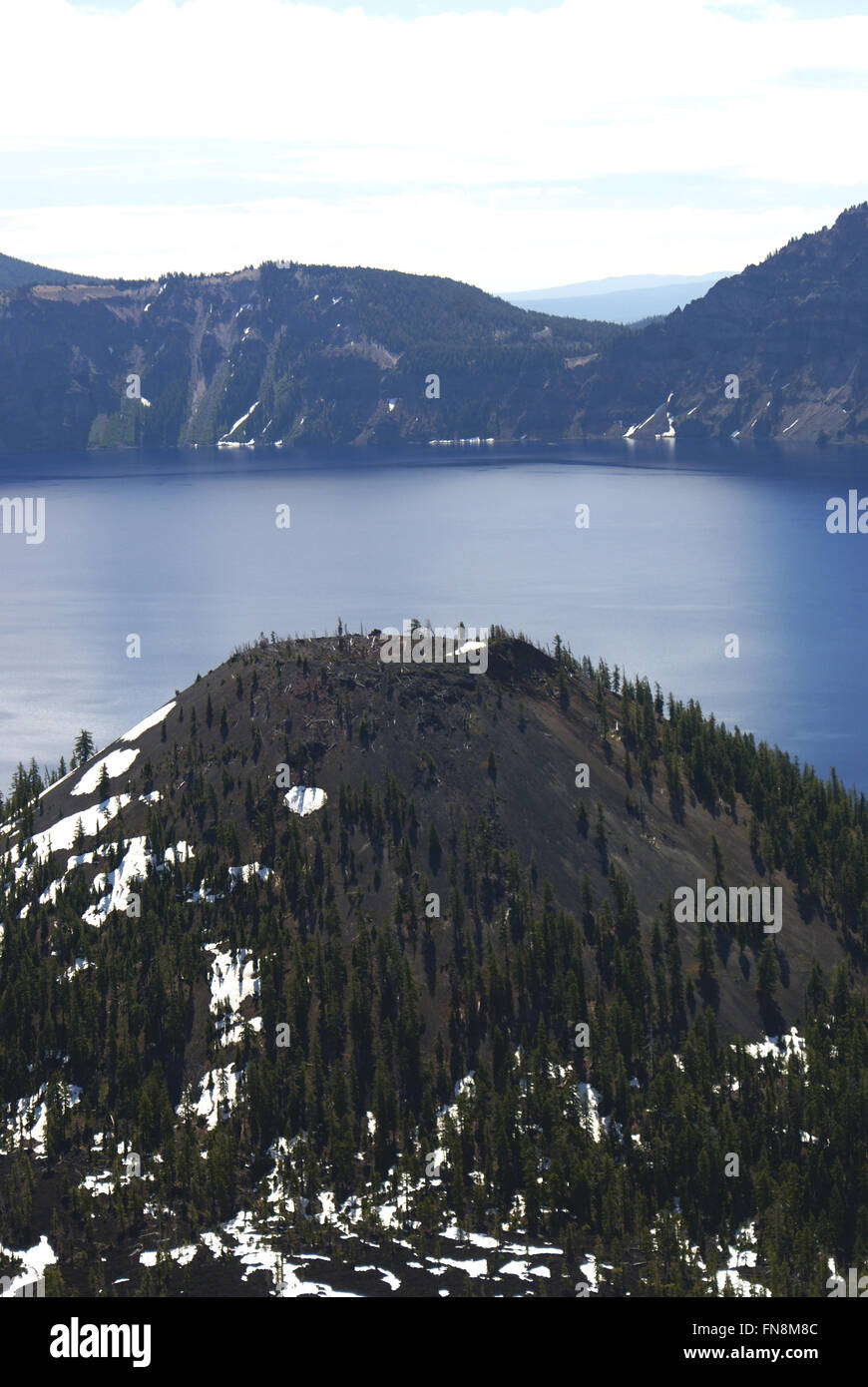 Il cratere del lago, Lago Caldera in Oregon state, formata intorno a 7700 anni fa, dal collasso vulcanico, due isole con alberi Foto Stock