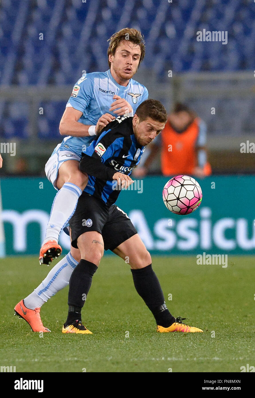 Roma, Italia. 13 Mar, 2016. Alejandro Gomez, Gabarron Gil Patricio durante il campionato italiano di una partita di calcio tra la S.S. Il Lazio e l'A.C. Atalanta nello Stadio Olimpico di Roma, il 13 marzo 2016. Credito: Sylvia di blocco/Alamy Live News Foto Stock