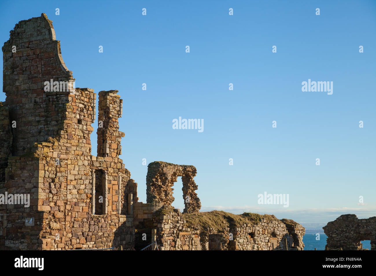 Newark Castle lungo la Fife sentiero costiero scozzese. Foto Stock