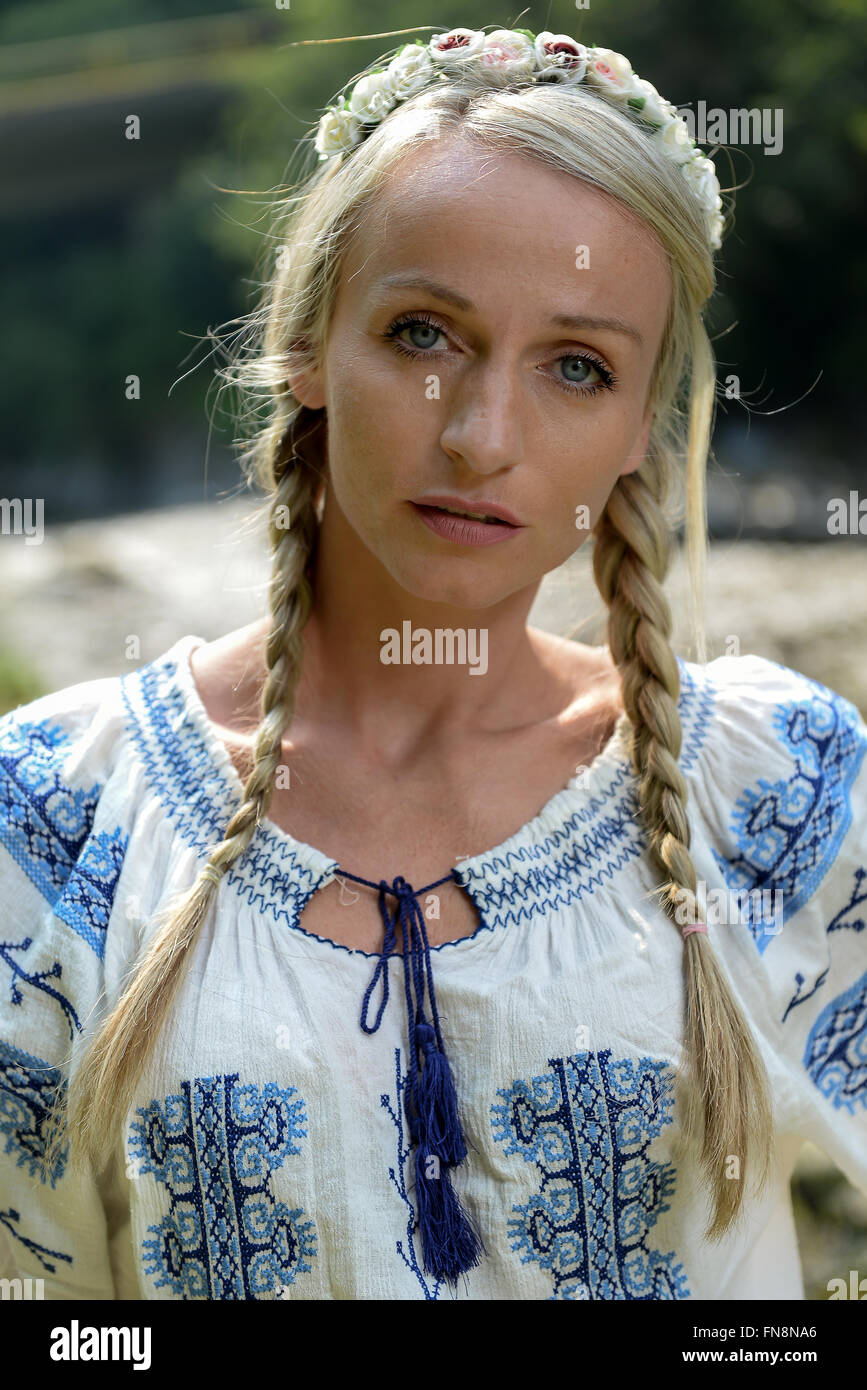 Donna rumena vestito tradizionale Foto Stock