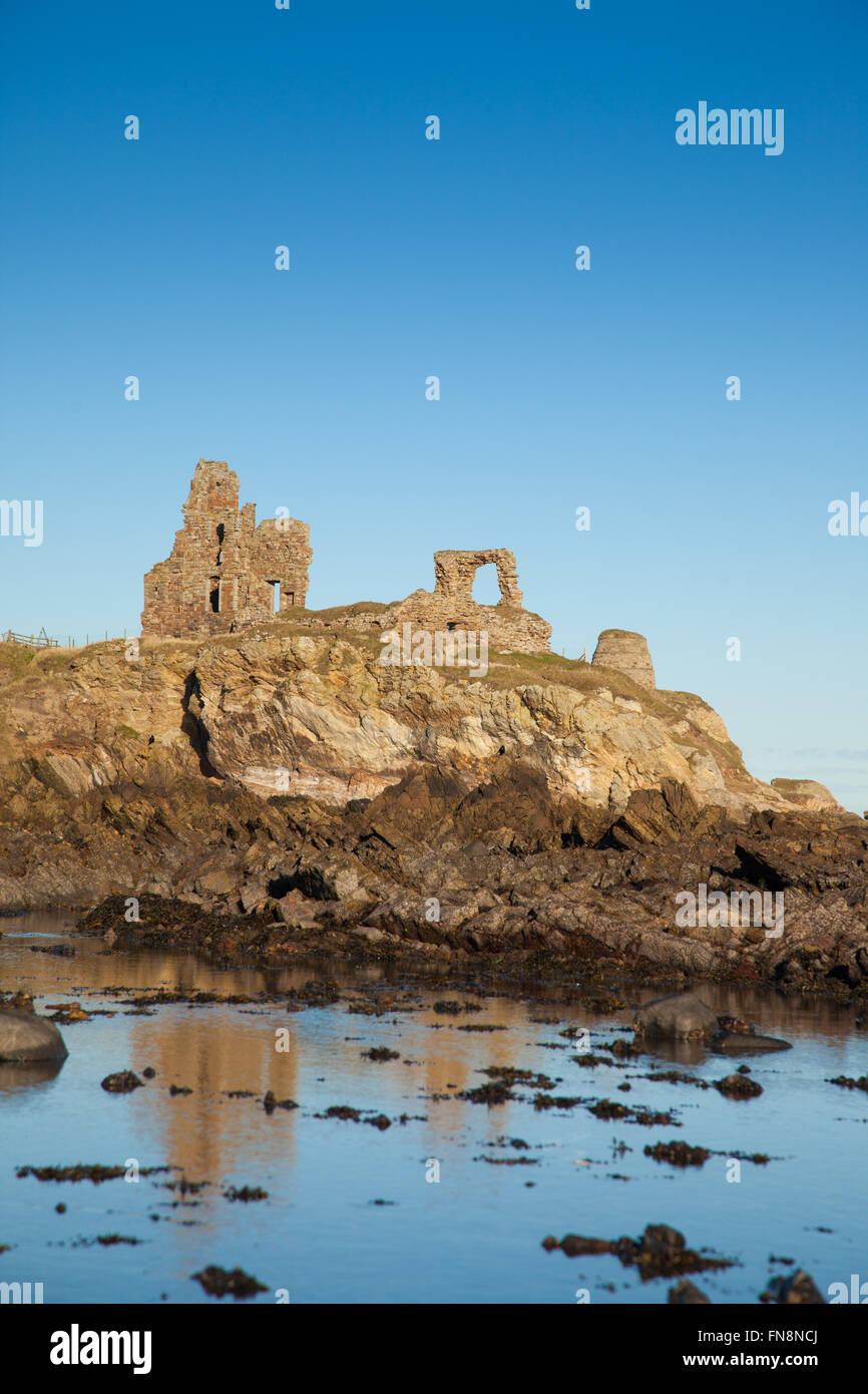 Newark Castle lungo la Fife sentiero costiero scozzese. Foto Stock