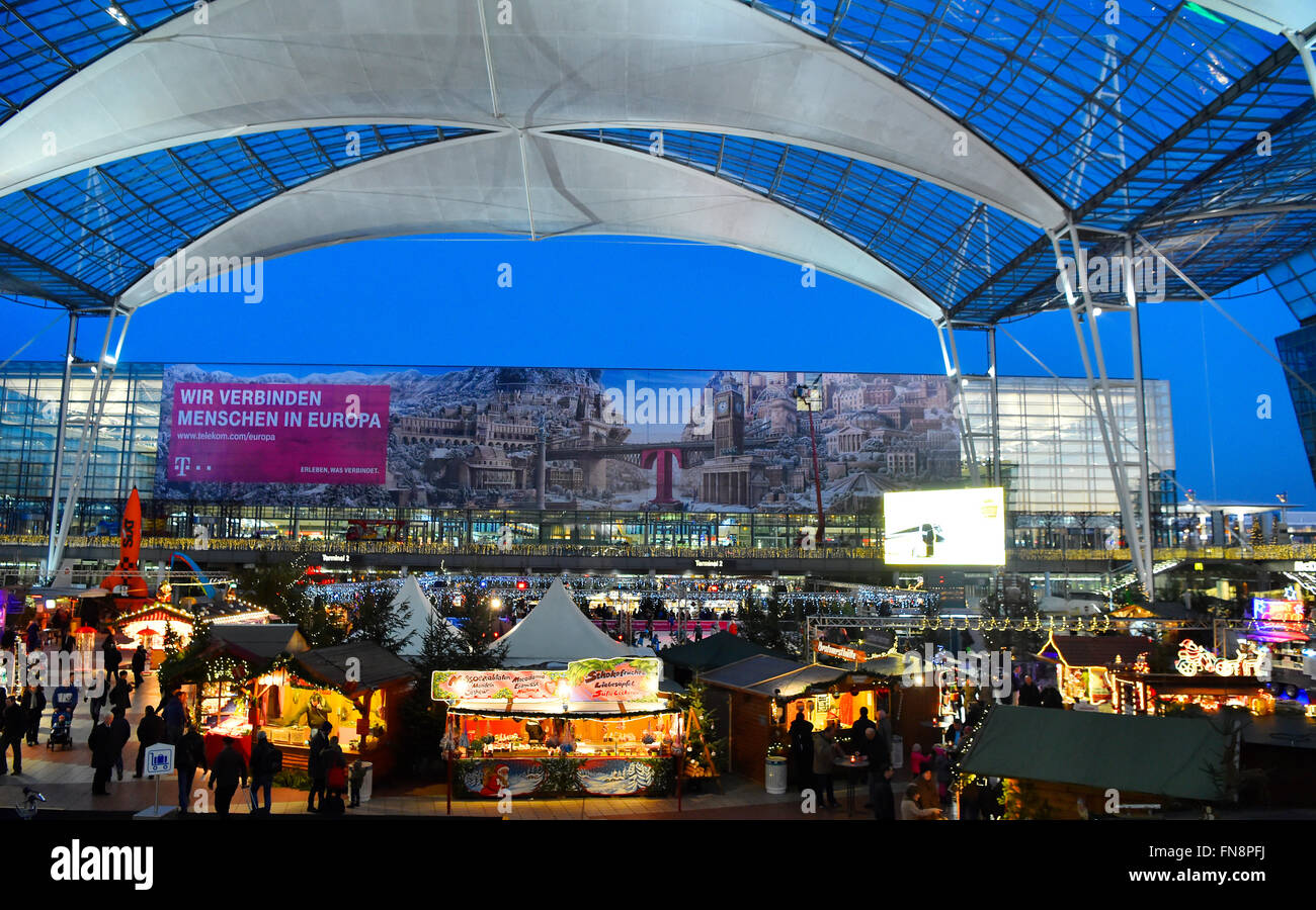 Mercato invernale, mercato di Natale, Aeroporto di Monaco di Baviera Centro, MAC, MUC, aeroporto, panoramica, panorama, vista tramonto, blu ora, notte, Foto Stock