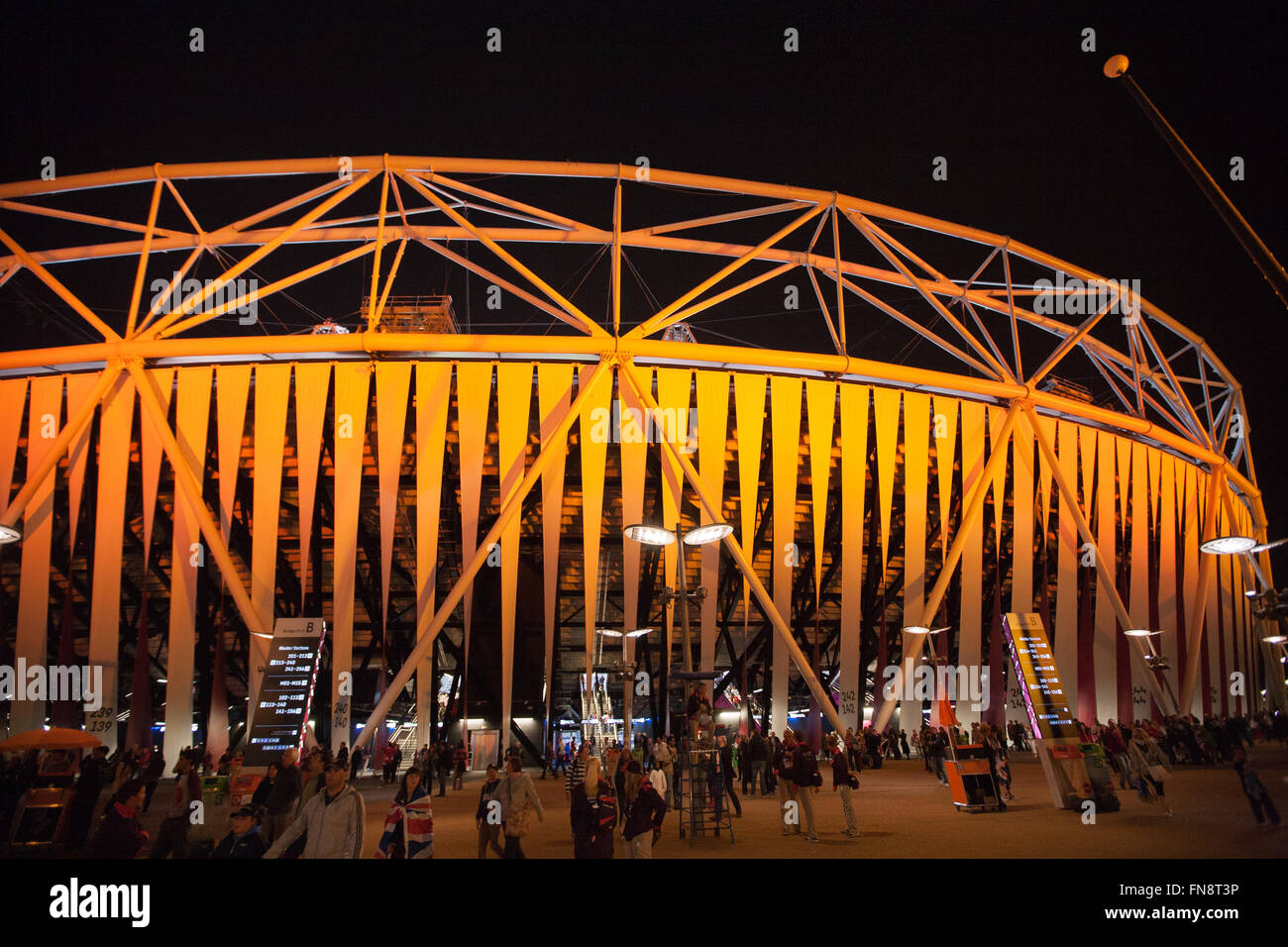 Vista notturna di Athletics Stadium durante la Paralimpiade,Londra,2012,l'Inghilterra,UK, Europa. Foto Stock