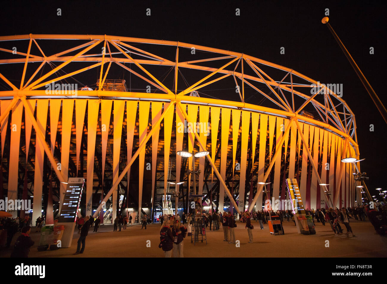 Vista notturna di Athletics Stadium durante la Paralimpiade,Londra,2012,l'Inghilterra,UK, Europa. Foto Stock