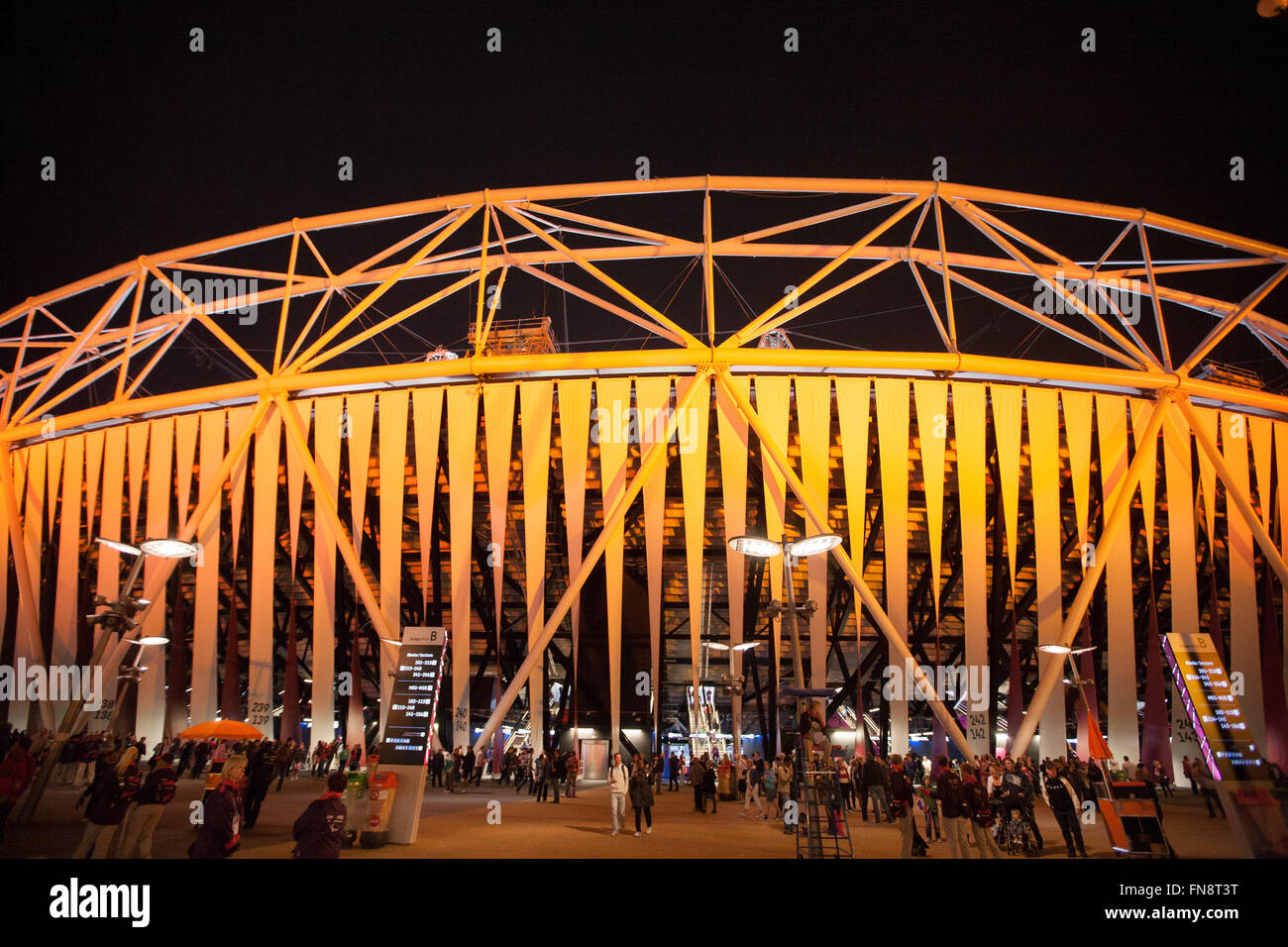 Vista notturna di Athletics Stadium durante la Paralimpiade,Londra,2012,l'Inghilterra,UK, Europa. Foto Stock
