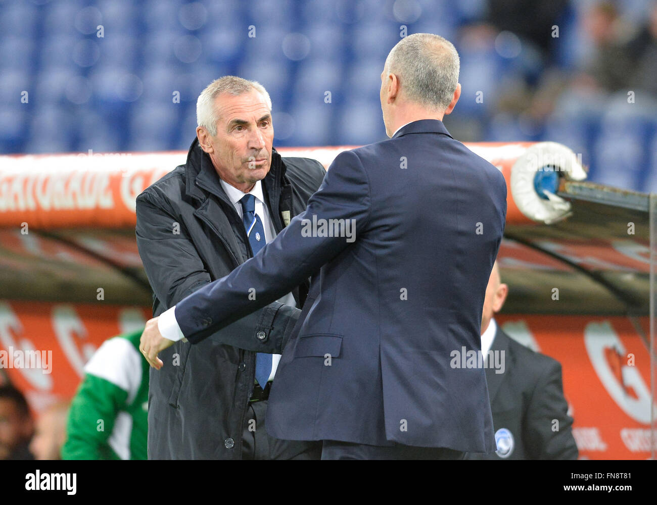 Roma, Italia. 13 Mar, 2016. Stefano Pioli saluta Edoardo Reja durante il campionato italiano di una partita di calcio tra la S.S. Il Lazio e l'A.C. Atalanta nello Stadio Olimpico di Roma, il 13 marzo 2016. Credito: Sylvia di blocco/Alamy Live News Foto Stock