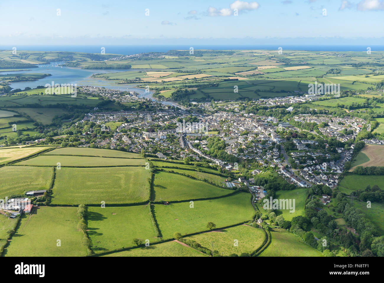 Una veduta aerea del Devon città di Kingsbridge con l'estuario visibile in distanza Foto Stock