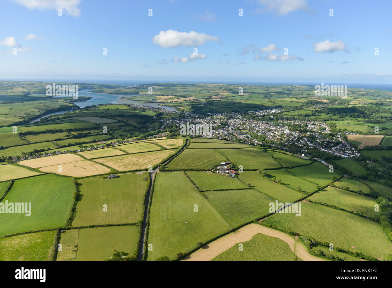 Una veduta aerea del Devon città di Kingsbridge con l'estuario visibile in distanza Foto Stock