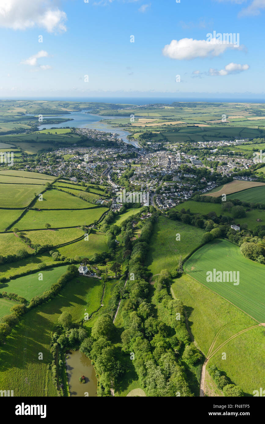 Una veduta aerea del Devon città di Kingsbridge con l'estuario visibile in distanza Foto Stock