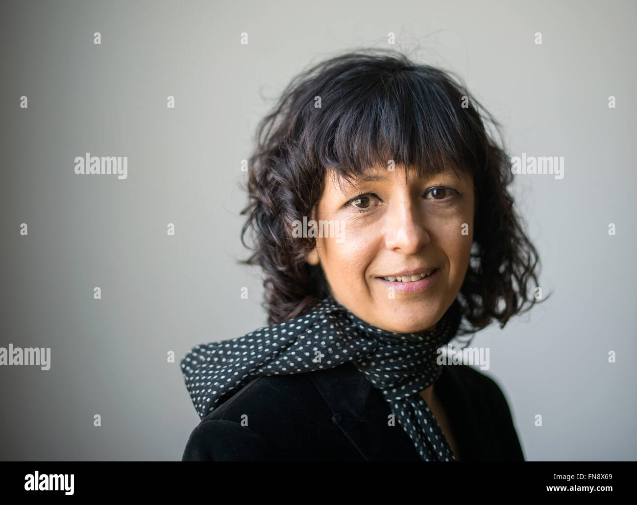 Il vincitore del Paul Ehrlich e Ludwig Darmstaedter Award 2016, francese micro biologo Emmanuelle Charpentier, ponendo al Casino del Goethe University di Francoforte (Principale), Germania, 14 marzo 2016. Il premio del valore di 100.000 euro è detto di essere uno dei più importanti riconoscimenti in tedesco la medicina. Foto: Alexander HEINL/dpa Foto Stock