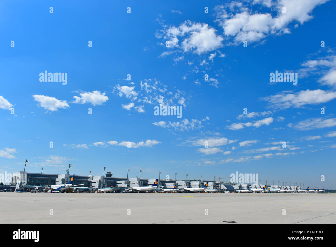 Il terminale 2, tower building, aereo, aeroporto, panoramica, panorama, visualizzare line up, aeromobili, aereo, piano, sole, cielo blu, Foto Stock