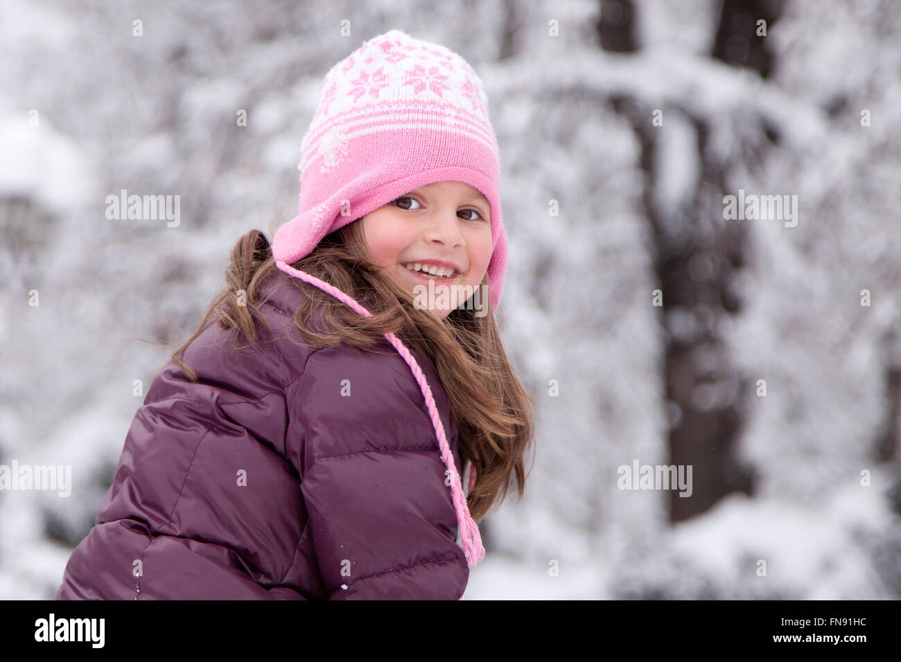 Sorridente ragazza seduta nel Parco in inverno Foto Stock