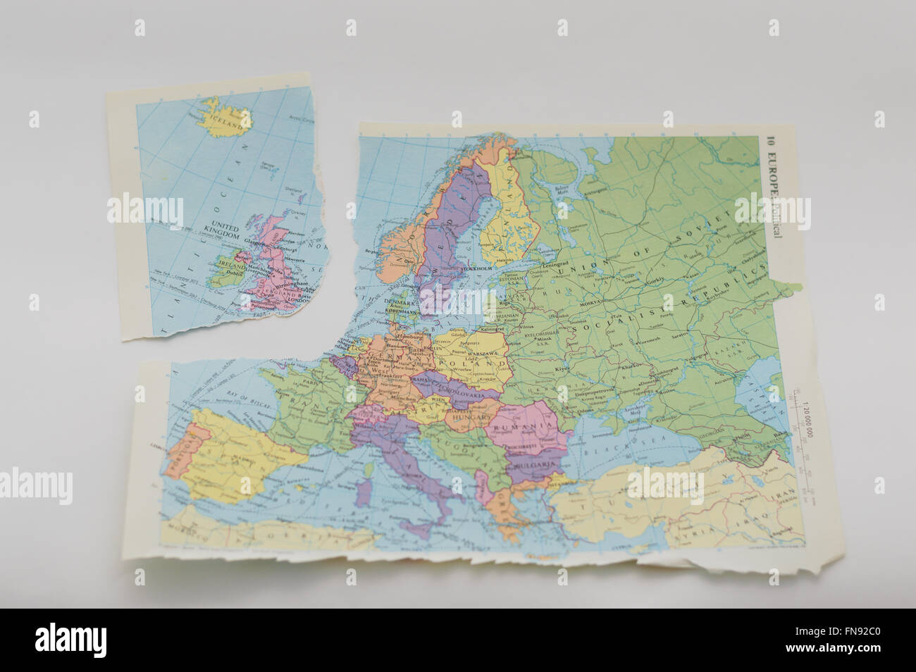 Mappa risalente al 1984 lacerato per rappresentare l'UE referendum e possibile 'Brexit' dalla Gran Bretagna. In Inghilterra. Foto Stock