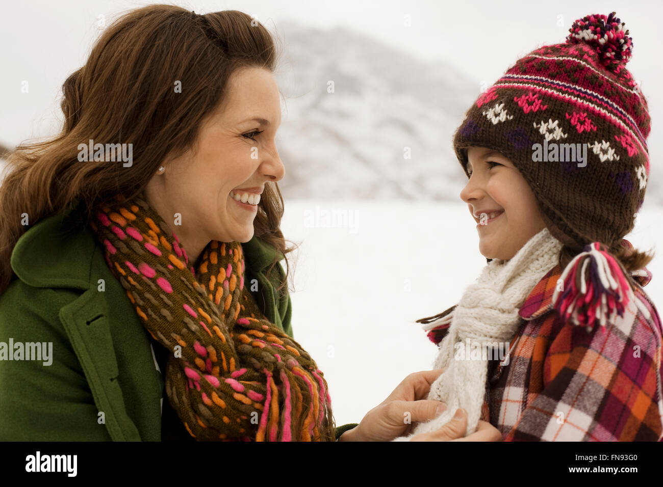 Una donna e un bambino nel bel mezzo delle montagne innevate. Foto Stock