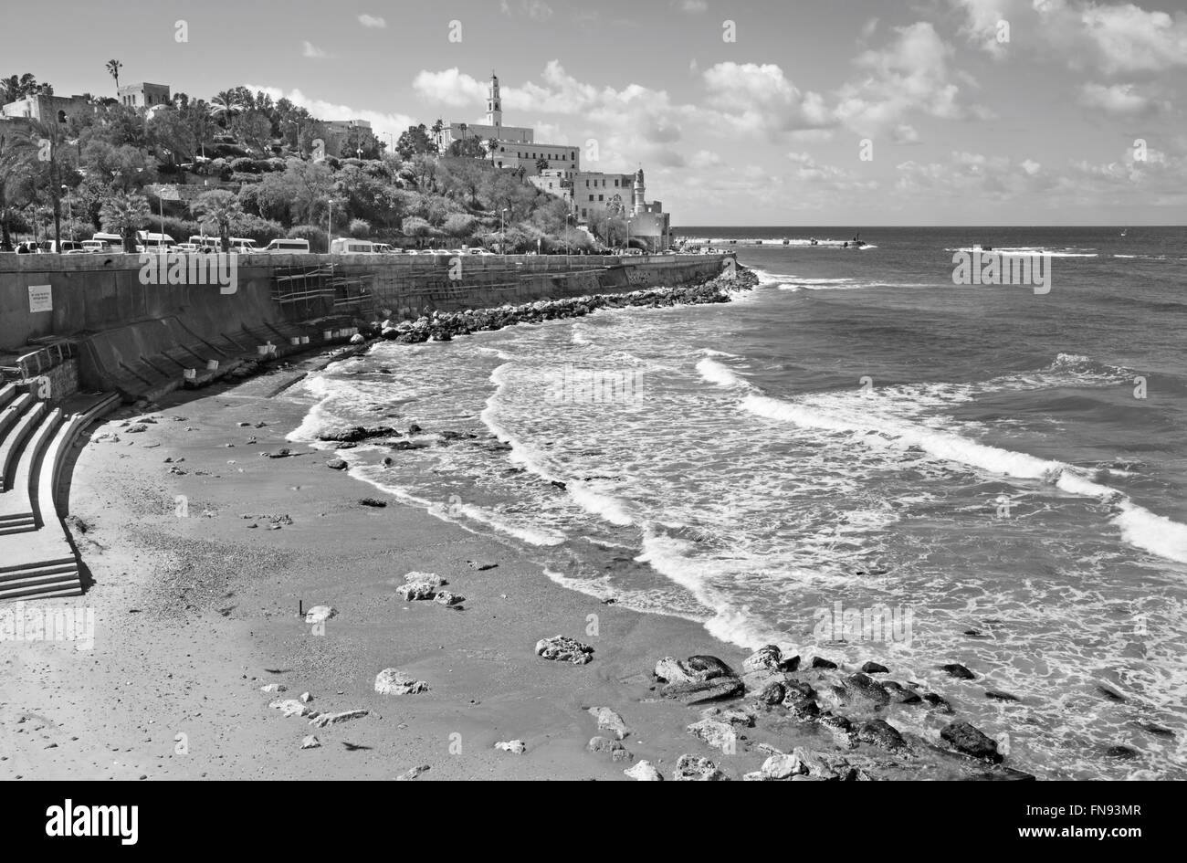 TEL AVIV, Israele - 2 Marzo 2015: il lungomare e la spiaggia sotto la vecchia Jaffa a Tel Aviv Foto Stock
