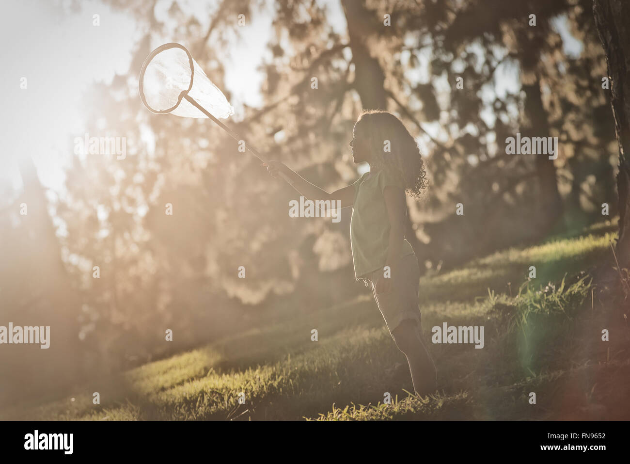 Una ragazza con una farfalla net. Foto Stock