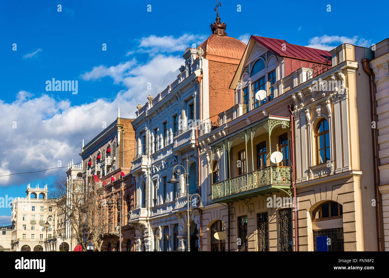 Edifici su Dimitri Uznadze street di Tbilisi Foto Stock