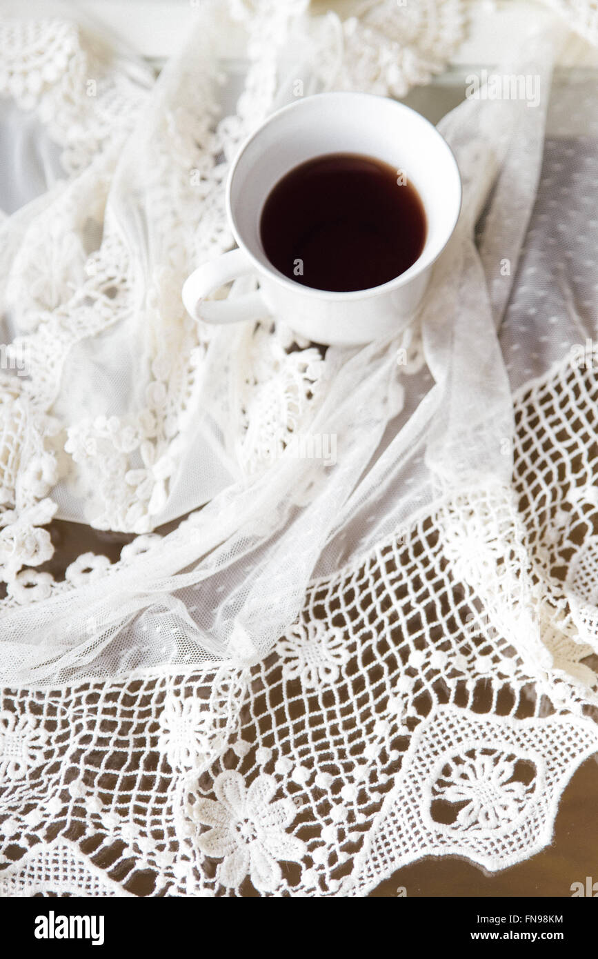 Tazza di caffè su una tovaglia di pizzo Foto Stock