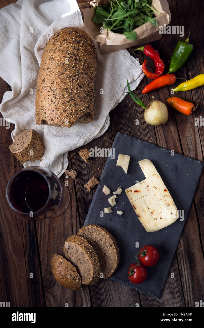 Formaggio, pane, vino rosso e peperoncino Foto Stock