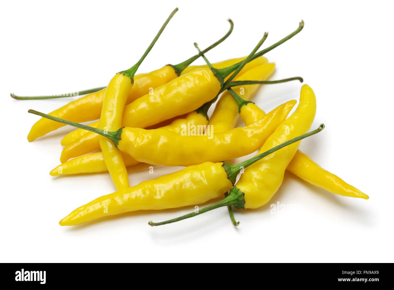 Aji amarillo, giallo peperoncino su sfondo bianco Foto Stock
