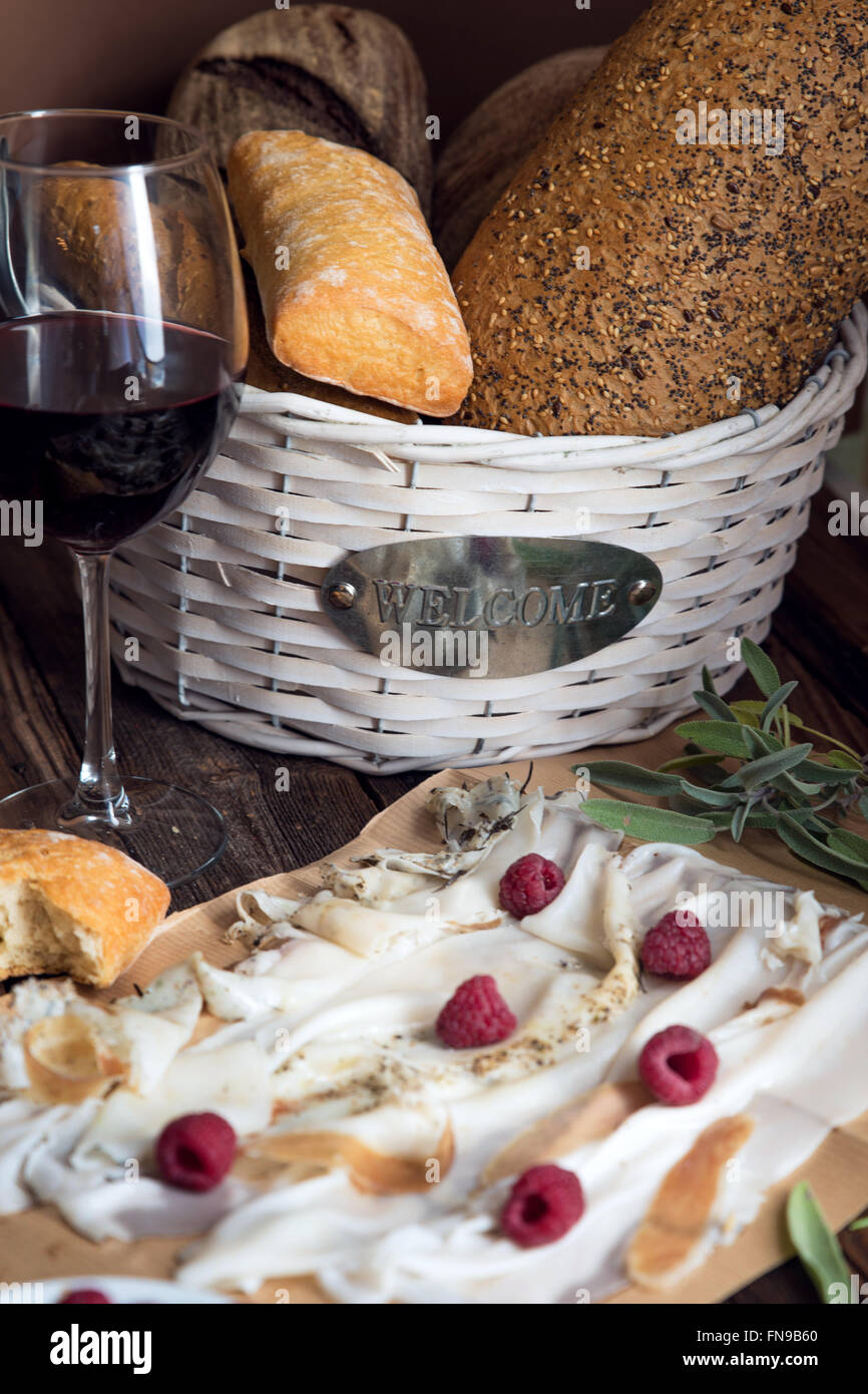 Fette di pancetta con vino e pane Foto Stock
