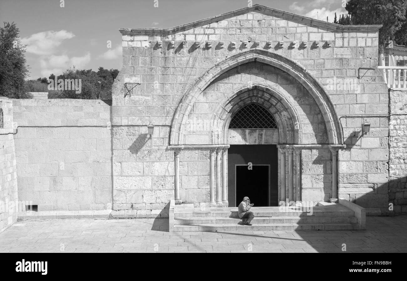 Gerusalemme, Israele - 3 Marzo 2015: la chiesa ortodossa Tomba della Vergine Maria sotto il monte degli ulivi e il mendicante. Foto Stock