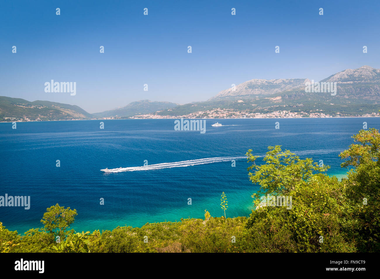 Barca veloce presso la Baia di Kotor acque Foto Stock