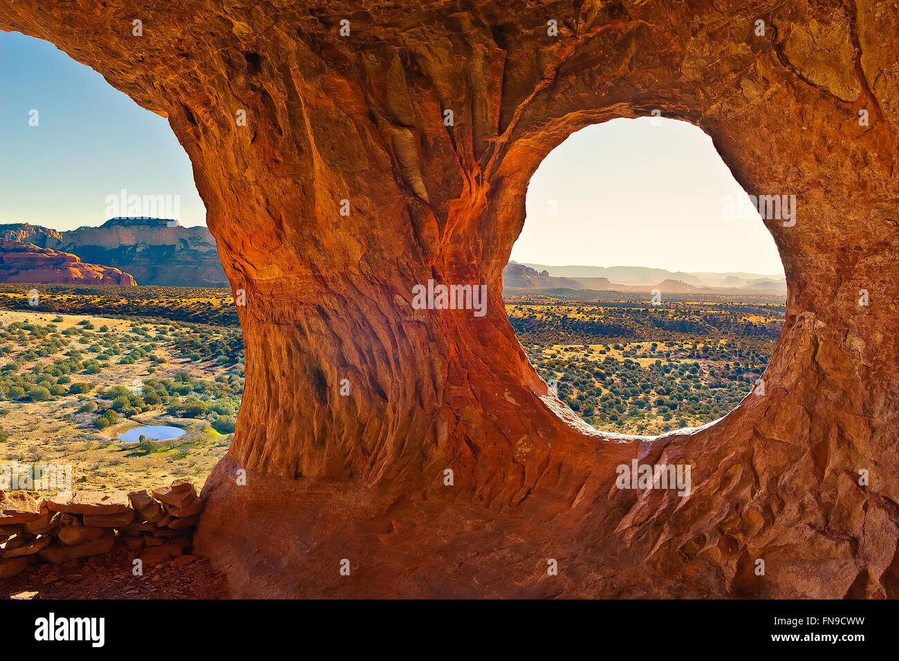 Vista di Loy Butte e Bear montagna attraverso Robbers Window, Sedona, Arizona, Stati Uniti Foto Stock