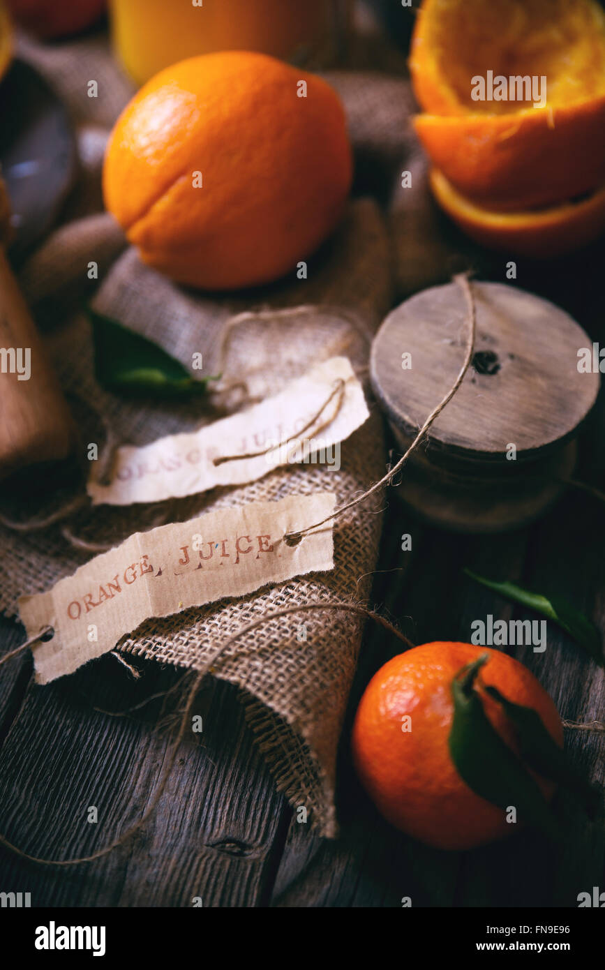 Arance, succo d'arancia etichetta e string Foto Stock