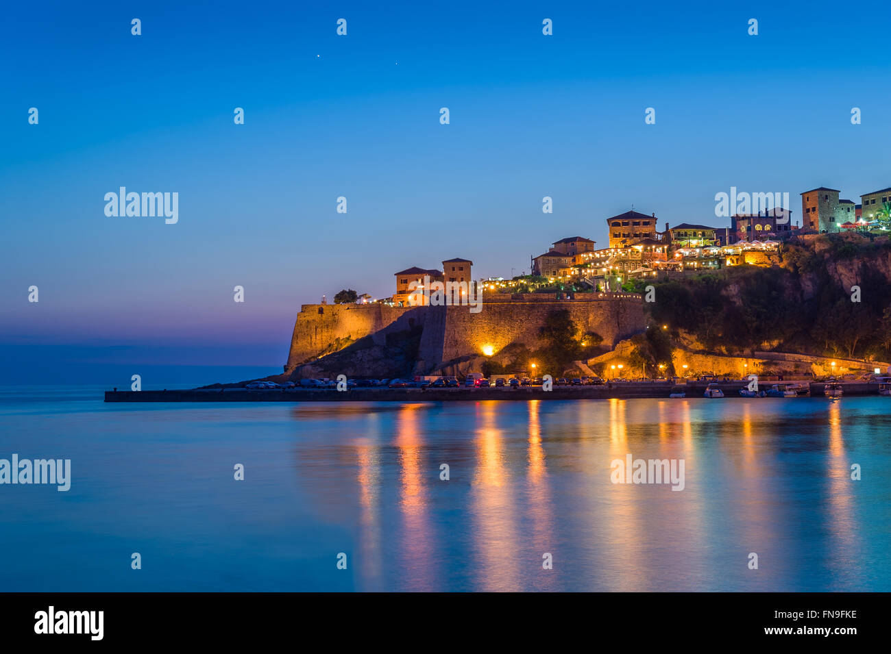 Ulcinj città vecchia fortezza di notte con acqua setosa e stelle su un cielo. Foto Stock