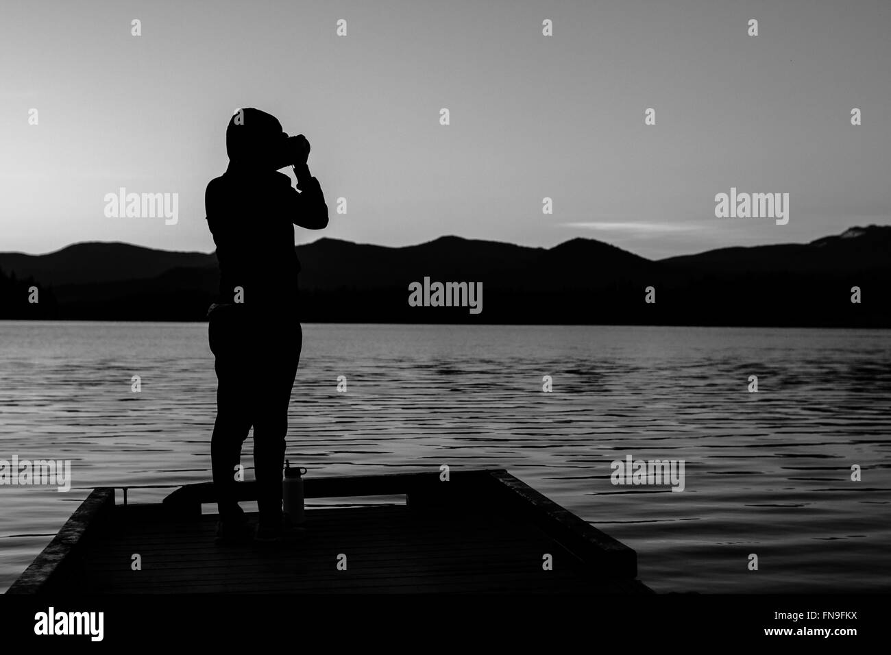 Uomo che fotografa il lago Lemolo, Oregon, Stati Uniti Foto Stock