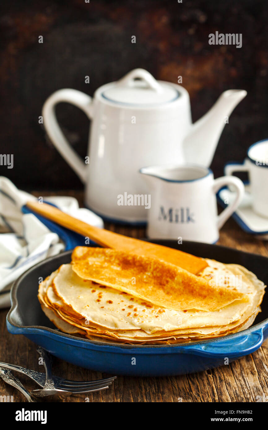 Pila di frittelle in un piatto Foto Stock