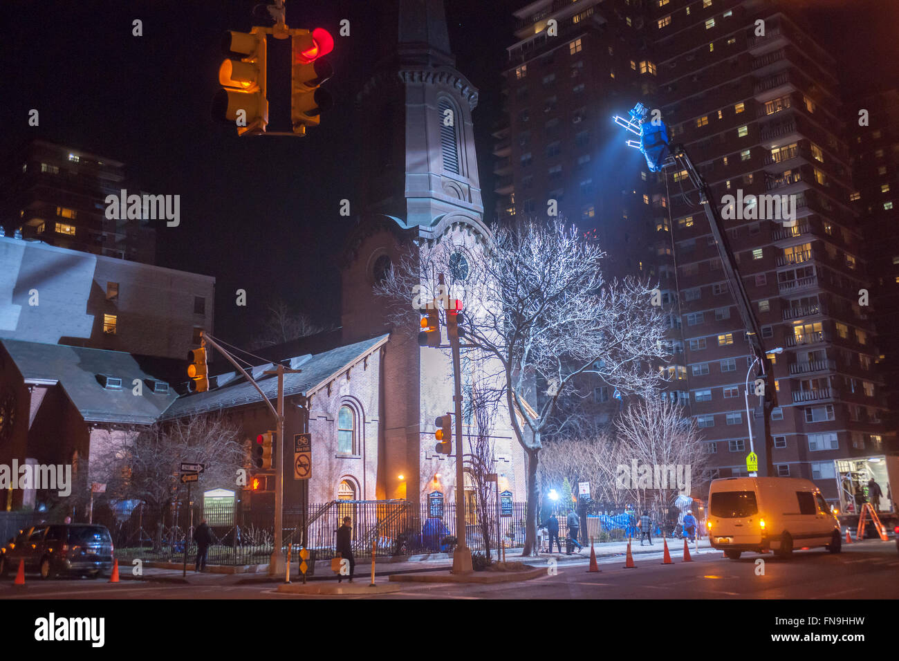 La produzione di pellicola per 'l'Attore Comico' illumina la Chiesa dei Santi Apostoli a Chelsea a New York per una serata di ripresa lunedì 7 marzo, 2016. (© Richard B. Levine) Foto Stock