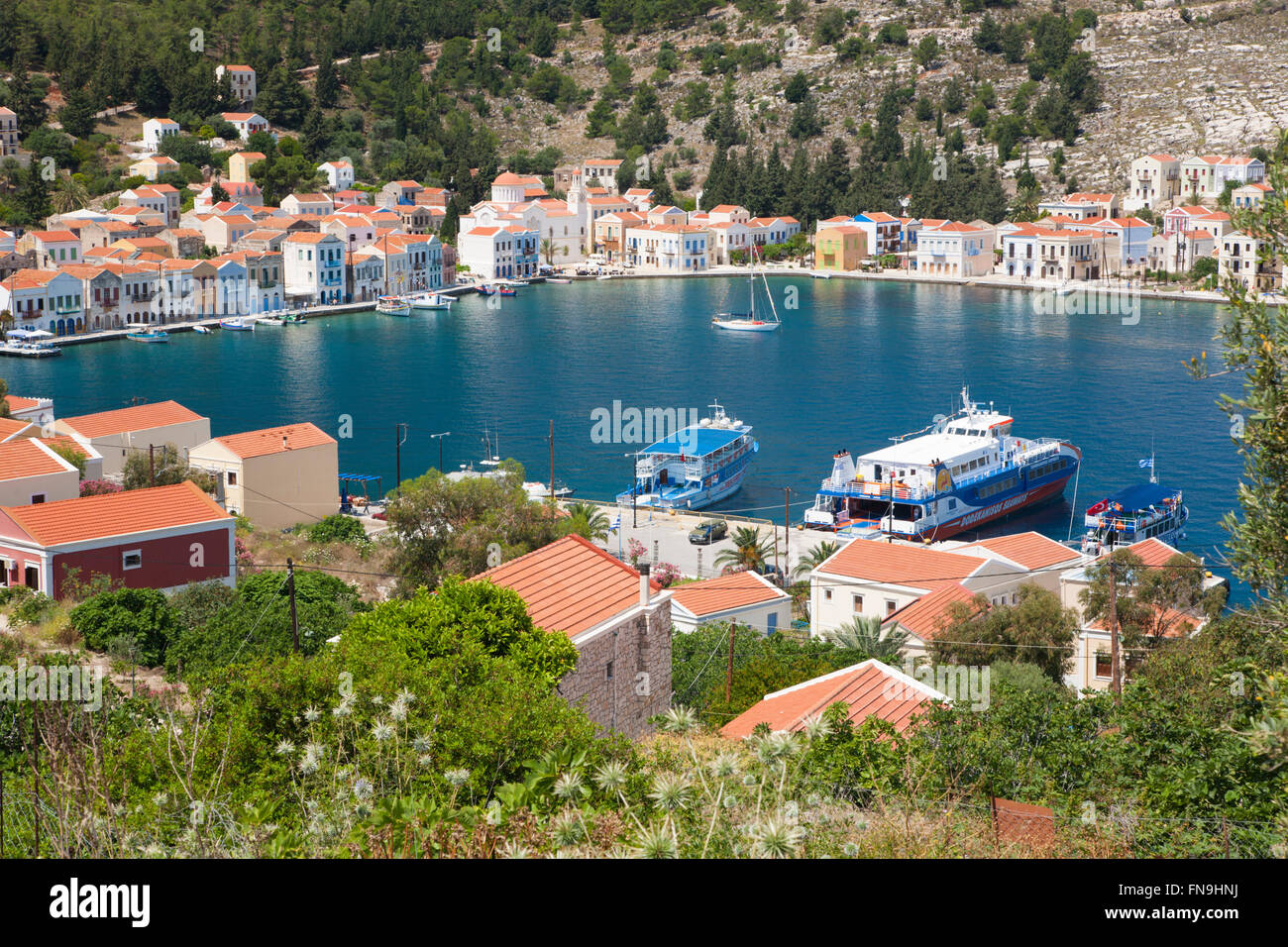 Kastellorizo, Rodi, Egeo Meridionale, Grecia. Vista sul villaggio e porto dalla collina. Foto Stock