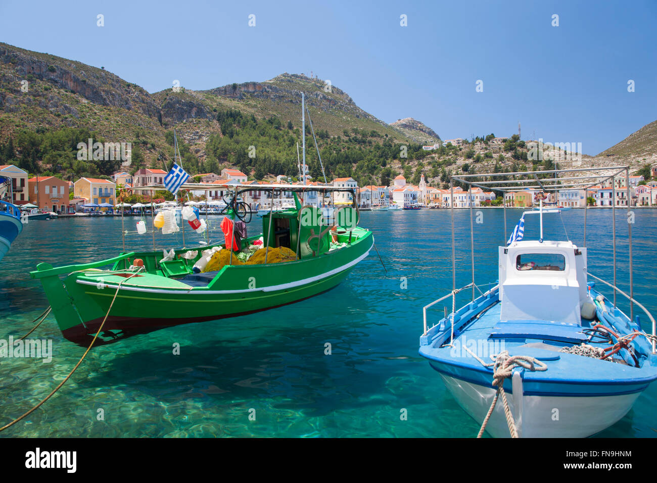 Kastellorizo, Rodi, Egeo Meridionale, Grecia. Coloratissime barche di pescatori ormeggiate nel porto. Foto Stock