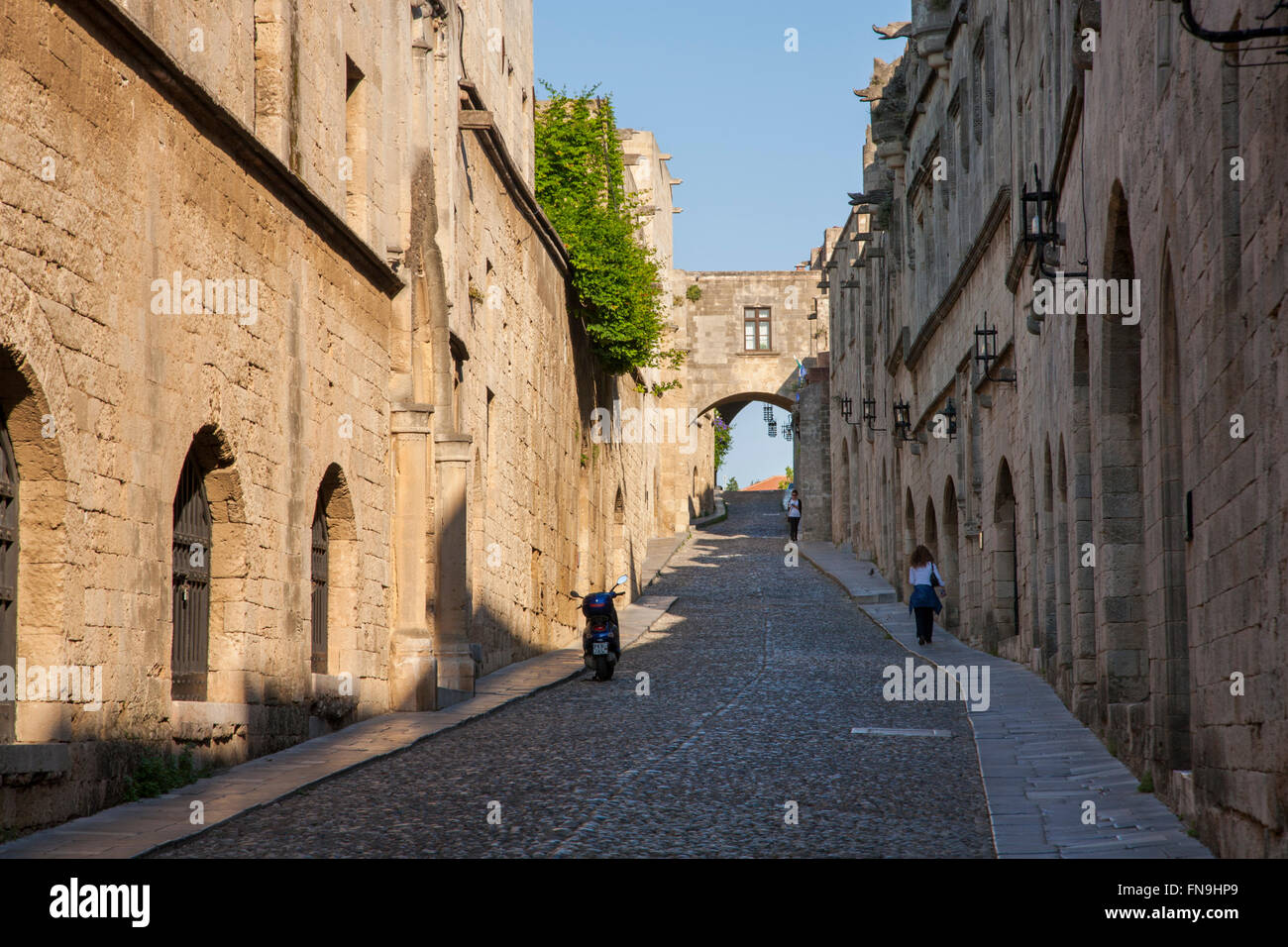 La città di Rodi, rodi, Egeo Meridionale, Grecia. Visualizzare storiche Odos Ippoton, la mattina presto. Foto Stock
