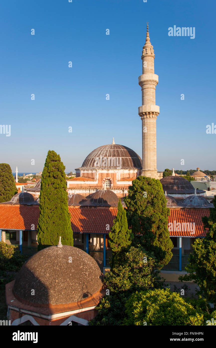 La città di Rodi, rodi, Egeo Meridionale, Grecia. Minareto e delle cupole della moschea di Suleyman. Foto Stock