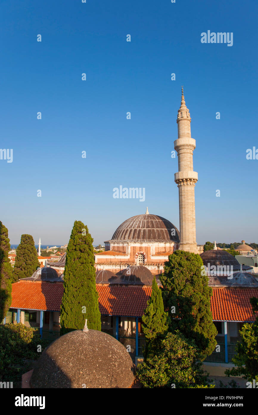 La città di Rodi, rodi, Egeo Meridionale, Grecia. Minareto e delle cupole della moschea di Suleyman. Foto Stock