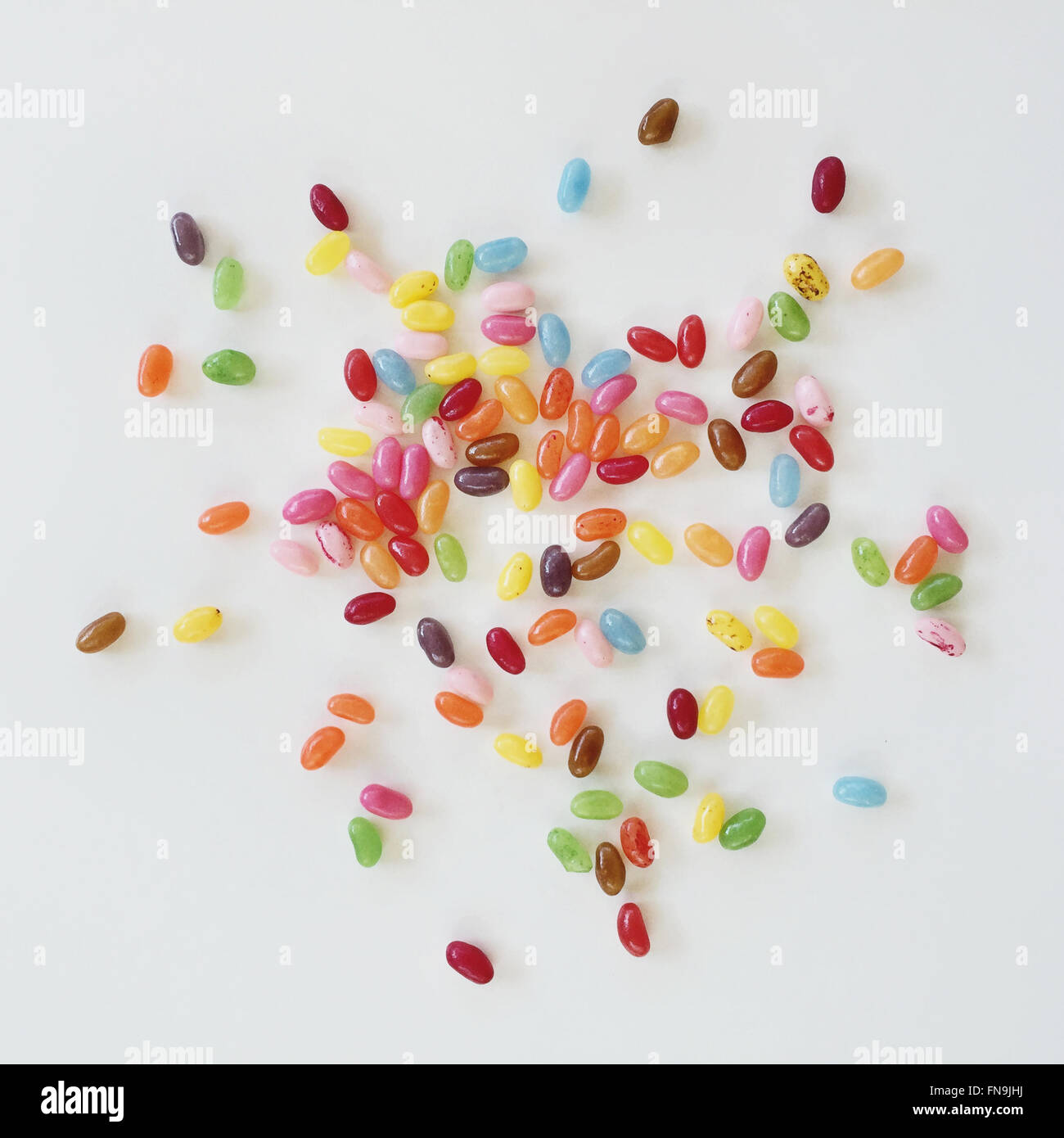 Multi-colore di Jelly Beans su un tavolo bianco Foto Stock