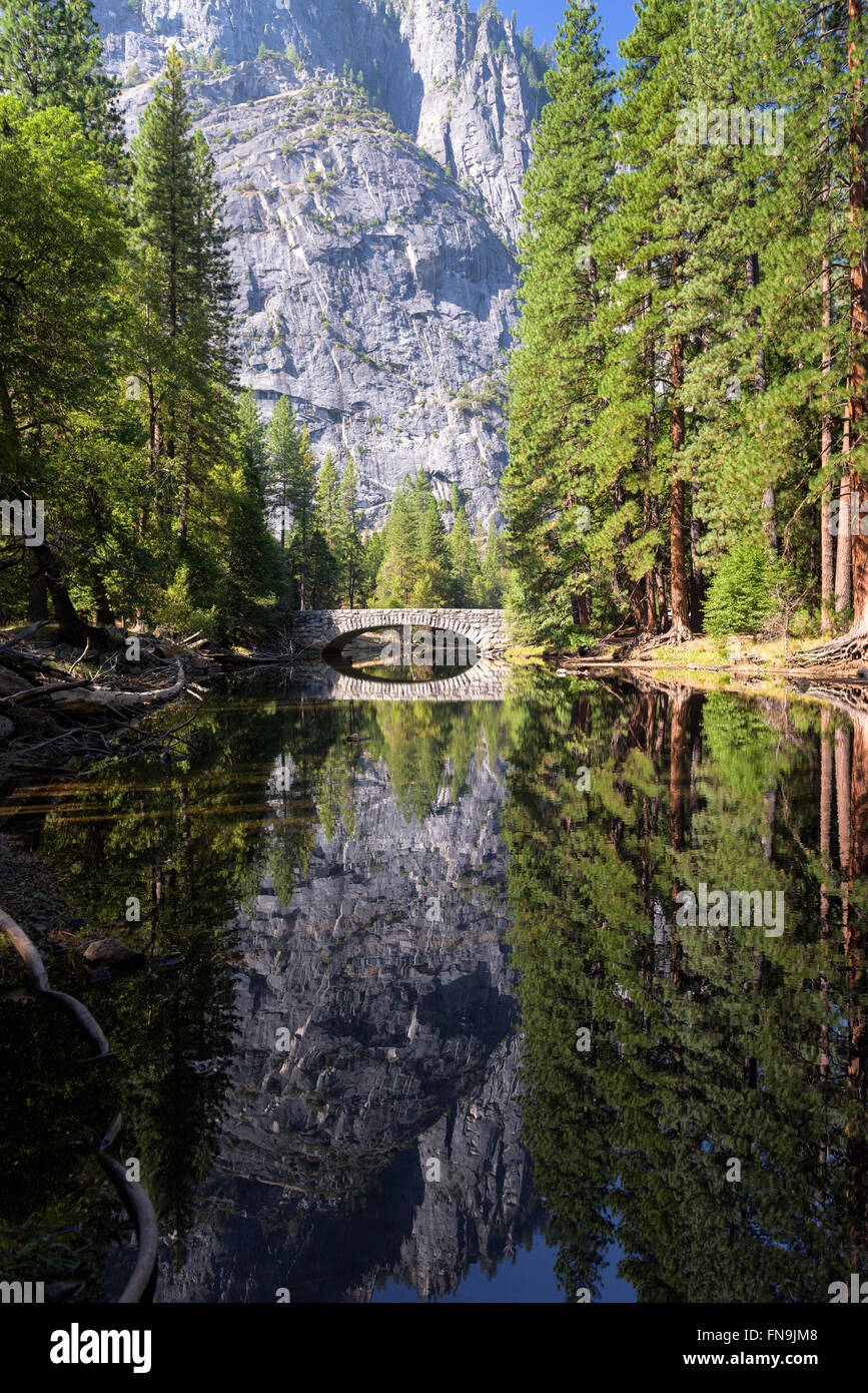 Ponte sul fiume Merced, parco nazionale di Yosemite, California, Stati Uniti Foto Stock