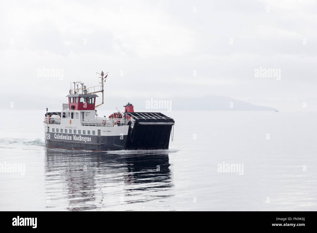 Il piccolo Caledonian MacBrayne traghetto per auto, Loch Tarbert opera tra Lochranza sull'isola di Arran e Claonaig su Kintyre, Foto Stock