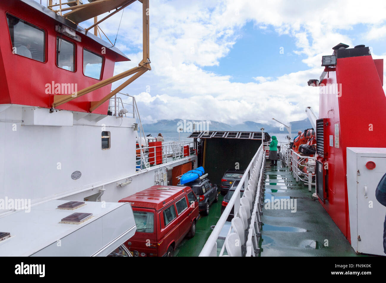 A bordo del piccolo Caledonian MacBrayne traghetto per auto, Loch Tarbert vela il suono Kilbrannan tra Kintyre e isola di Arran Foto Stock