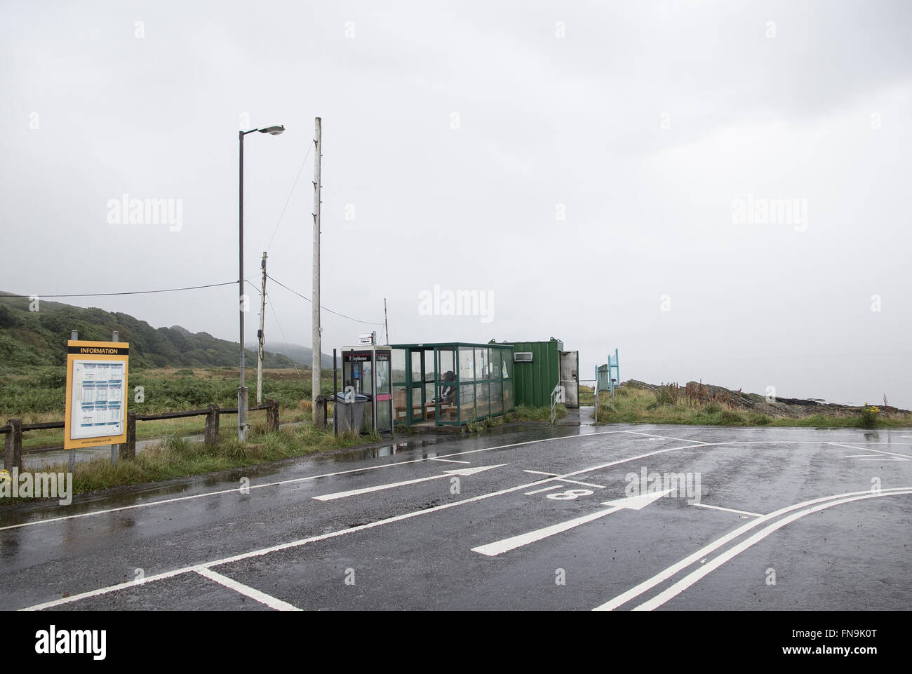 La piccola nave traghetto da Lochranza sull'isola di Arran viaggi a Claonaig su Kintyre, Scozia, dove esso viene accolto con minimo Foto Stock